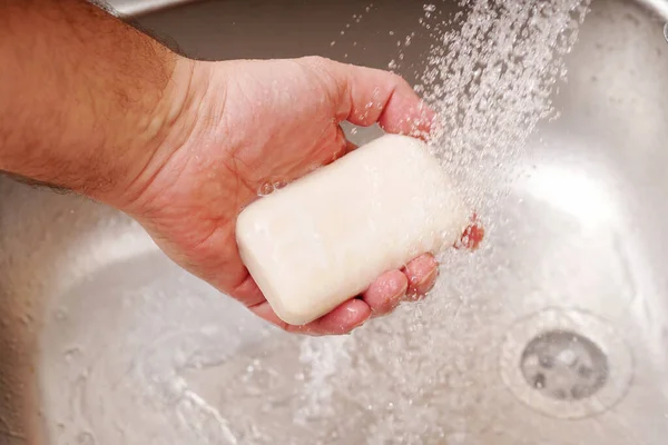 Man Hand Houden Zeep Onder Stromend Water Gootsteen — Stockfoto