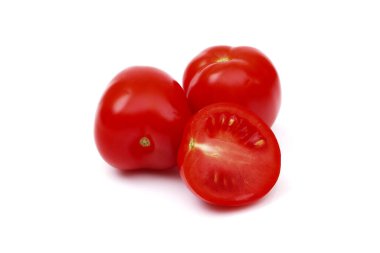 Beyaz arka planda izole edilmiş taze kırmızı domatesler