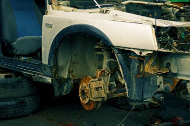 Eski arabanın gövdesi yedek parçalar için sökülmüş, renk derecelendirilmiş