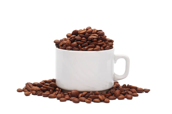 白い背景に隔離された焙煎コーヒー豆で満たされた白いコーヒーカップ — ストック写真