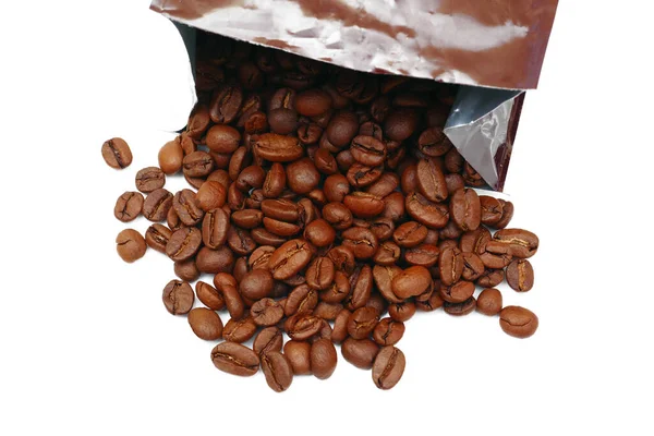 Вид Сверху Жареные Кофейные Зерна Вылитые Пластикового Пакета Изолированы Белом — стоковое фото