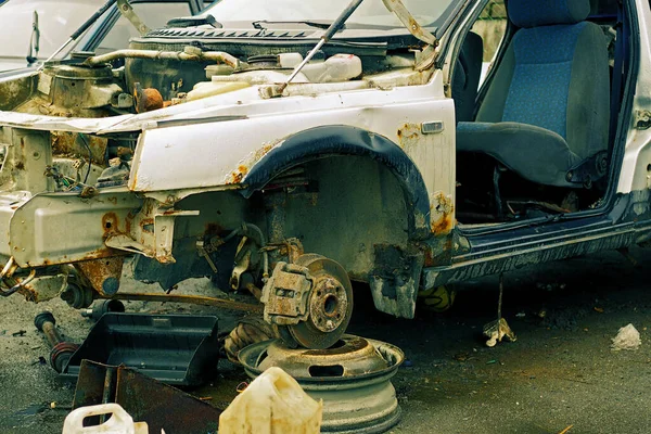 拆开的旧车车身 用于零配件 颜色分级 — 图库照片