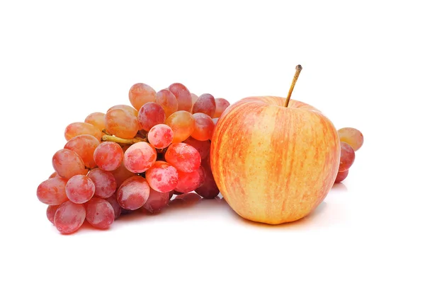 Racimo Uvas Rojas Manzana Amarilla Aislada Sobre Fondo Blanco Profundidad — Foto de Stock