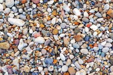 Renkli kumsal çakıl taşlarının üst manzarası
