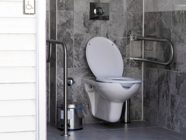 Engelliler için tırabzanlı banyo
