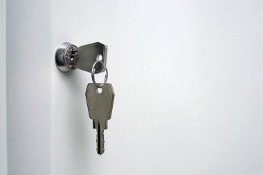 Ofis dolabındaki anahtarı kopyalama alanı ile kilitle