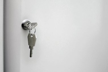 Ofis dolabındaki anahtarı kopyalama alanı ile kilitle