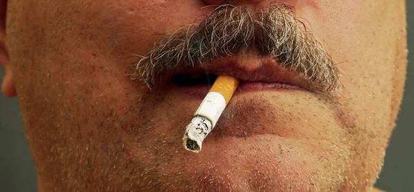 Крупным Планом Небритый Человек Курящий Сигарету Цветовая Классификация Подходит Заголовка — стоковое фото