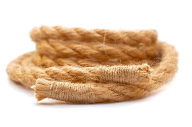  Mühürlü uçlu jute halatı beyaz arkaplanda izole edilmiş bobin içinde yuvarlandı