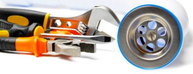 Beyaz arka planda mutfak drenaj ve tesisat araçlarının kapatılması başlık veya afiş için uygundur