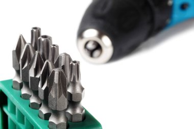 Arka planda tornavida chuck ile bit kapatma seti, beyaz arkaplan üzerinde izole