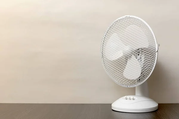 beyaz masaüstü titreşimli fan, tonlu, boşluğu kopyala