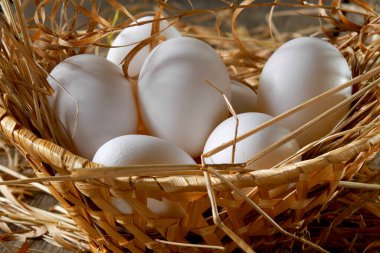 Beyaz yumurtalara yakın çekim. Sepette, pipetle.