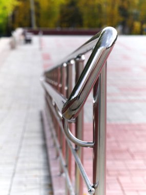 Tekerlekli sandalye rampasının çelik korkulukları