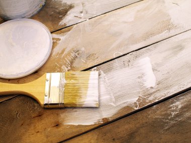 Eski ahşap tahtaları beyaz renge boyamak, üst görünüm, kopyalama alanı