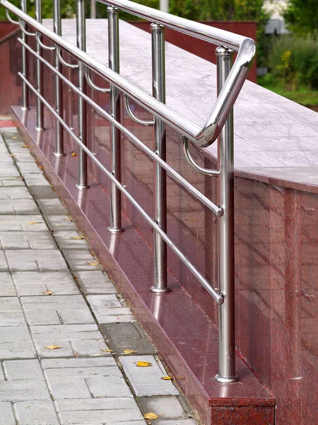 Metall Ledstänger Rullstolsramp Stadsparken — Stockfoto