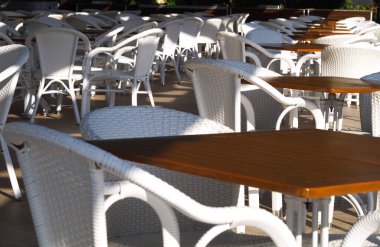 Boş bir açık bar veya kafede sandalye ve masalar