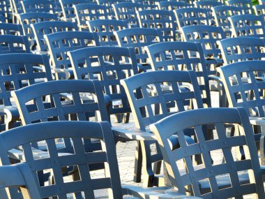 Konserden önce boş sandalyeler