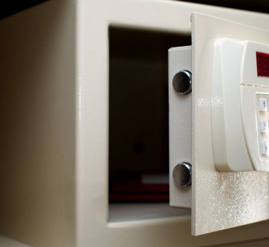 Hafifçe açık kasa kapatma