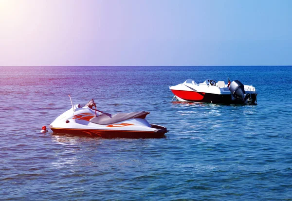Jet Ski Vuoto Barca Motore Sull Acqua Effetto Luce Solare — Foto Stock