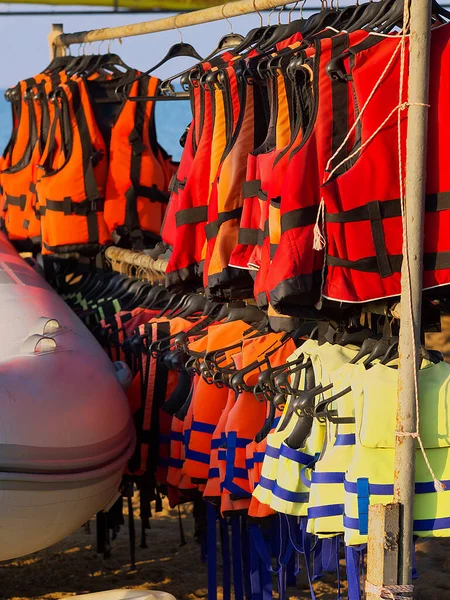 Can yelekleri sabah erken saatlerde bir su sporları istasyonunda depolanır.