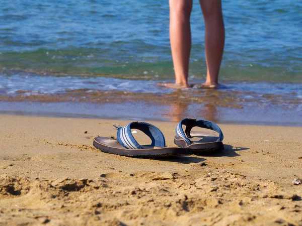 Flippers Zand Mens Lopen Het Water Achtergrond — Stockfoto