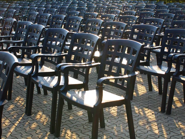 音乐会前或在阳光下表演时 排在室外空椅子上 — 图库照片
