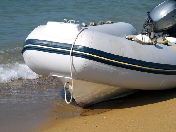 Bote Inflable Con Motor Una Playa — Foto de Stock