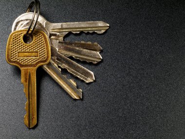 Siyah arkaplanda yakın plan, üst görünüm, kopyalama alanı üzerine pin kaydırıcı kilidi için çeşitli anahtarlar