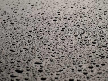 Siyah yüzeye su damlaları, makro, sığ alan derinliği