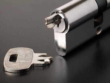 Silindir kilidi iç mekanizması ve bozuk anahtarın pin kaydırıcısı