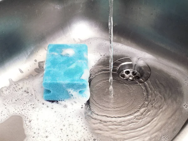 Sponge Kitchen Sink Running Water — Stock Photo, Image