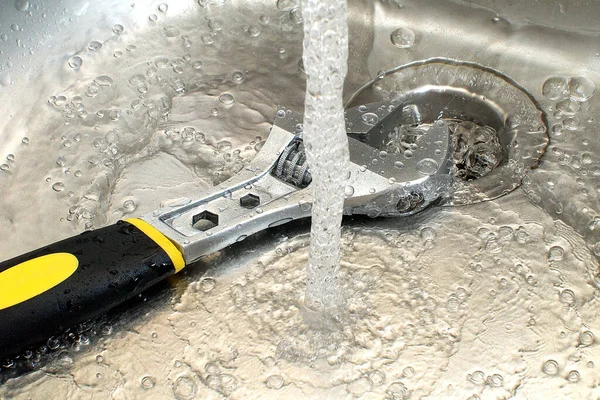 Plumbing Tool Adjustable Wrench Sink Pouring Water Closeup — Stock Photo, Image