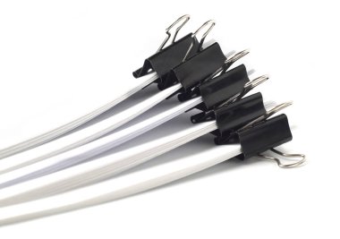 cilt ataçları ile tutulan birkaç kağıt yığını, sığ alan derinliği