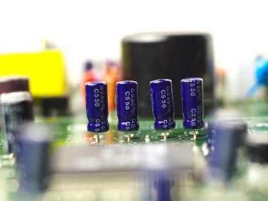 Dört elektrolitik kapasitör baskılı devre kartına yerleştirildi.