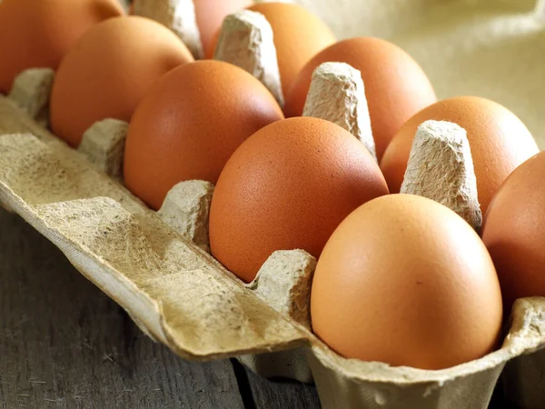 Kutudaki kahverengi yumurtalar, yakın plan.