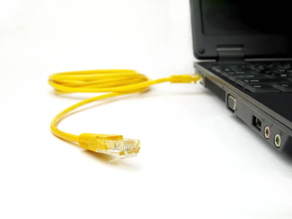 Cable Red Ethernet Par Trenzado Amarillo Conectado Computadora Portátil Primer —  Fotos de Stock