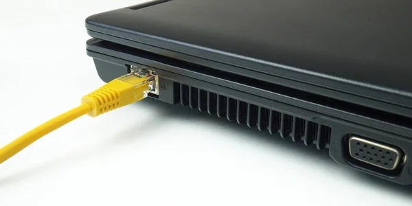 Cable Red Ethernet Par Trenzado Amarillo Conectado Computadora Portátil Primer —  Fotos de Stock