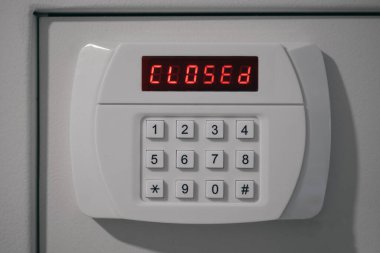 Ekranda metin olan beyaz dijital elektronik kasanın ana sayfası