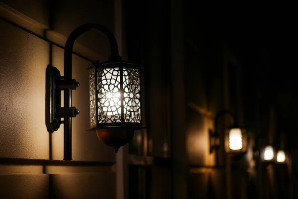 Черные Лампы Стиле Ретро Подряд Желтой Стене Лампы Освещающие Стену — стоковое фото