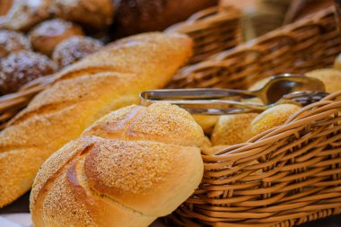 Rafta ve sepette çeşitli ekmekler, ev yapımı ekmek. Fırında taze ekmek var..