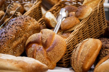 Rafta ve sepette çeşitli ekmekler, ev yapımı ekmek. Fırında taze ekmek var..