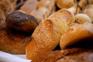 Rafta ve sepette çeşitli ekmekler, ev yapımı ekmek. Fırında taze ekmek var..