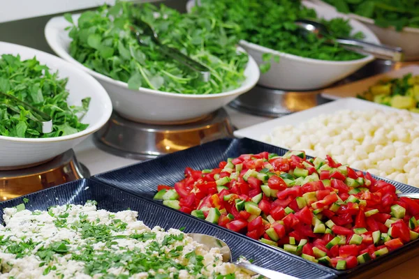 Açık büfede sebze salatası. Açık büfede salata kuyruğuna yakın çekim.
