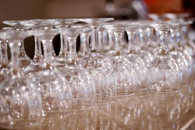 Tezgahtaki temiz şarap kadehlerini devirdim..