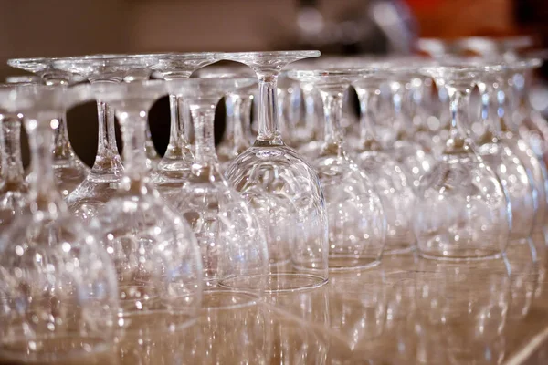 Tezgahtaki temiz şarap kadehlerini devirdim..