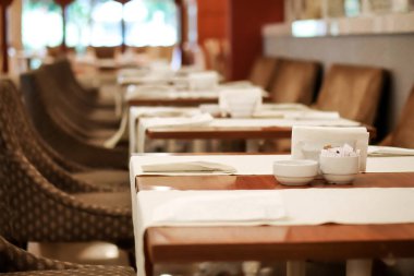 Kafenin içi bulanık, geçmişi bulanık. Boş restoran,