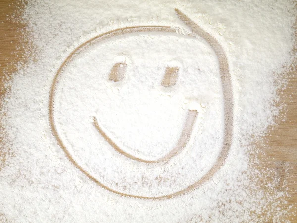 Cara de sorriso na farinha polvilhada — Fotografia de Stock