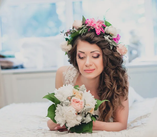 Söt brud porträtt bröllop makeup i inre — Stockfoto