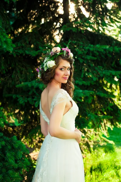 Poz kıvırcık gelin esmer